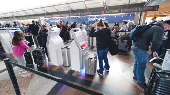 미, 코로나 사망·입원환자 최대에도…공항 '북적북적'