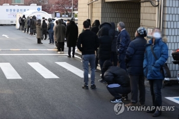 조용하고 차분한 성탄절…관광지 한산·코로나 검사 행렬 이어져