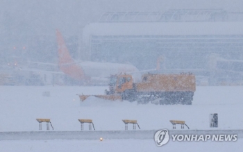 제주공항 강풍경보에 눈까지 쌓여 38편 결항…추가 결항 전망