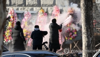 대검찰청 앞 '윤석열 응원 화환'에 방화…검찰개혁 주장