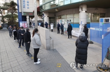 신규확진 840명, 이틀연속 1천명 아래…사망자 20명 늘어