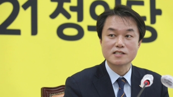 “식사 후 부적절한 신체접촉“…김종철 대표 직위해제