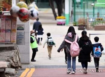 초등 저학년·특수학교 등교 확대…과밀학급에 교사 2천명 배치