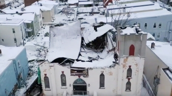 95년 된 교회 지붕도 폭삭…미 북동부 '폭설 대란'
