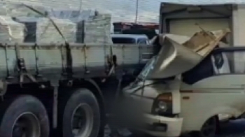 1톤 탑차가 트럭-승용차 잇따라 들이받아…3명 부상