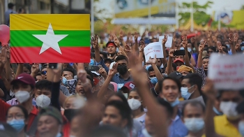 “군부독재 반대“…미얀마 시민 수만 명 '비폭력 시위'