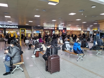 서울역·터미널·공항 북적…'나홀로 귀성' 많아