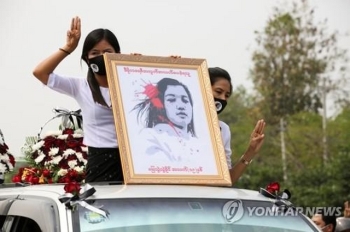 미얀마 시위 첫 사망자 치료한 의사 “군부, 증거 은폐하려해“