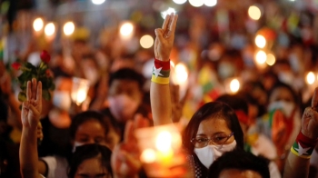 “군정 아래 사는 건 의미 없다“…미얀마 시민들 거리로