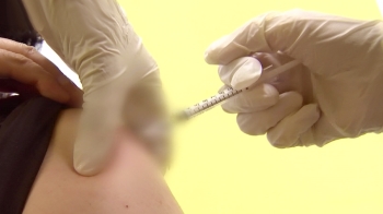 백신 접종 30만 육박…하루 확진자 400명 안팎 지속