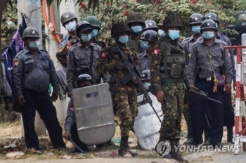 “미얀마 북부 미치나서 군경 총격에 시위 참여자 2명 사망“