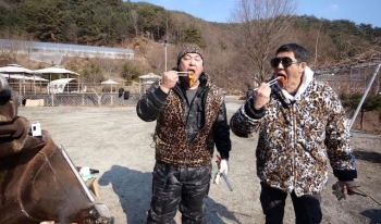 '와썹맨' 박준형, 유튜버 밥굽남과 기상천외 먹방 시도