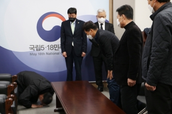 민간인 쐈던 5·18 계엄군, 유족 찾아 무릎꿇고 사과…첫 사례