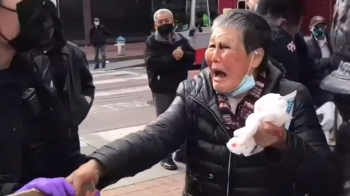 한쪽 눈에 피멍…또 길에서 아시아계 할머니 '습격'