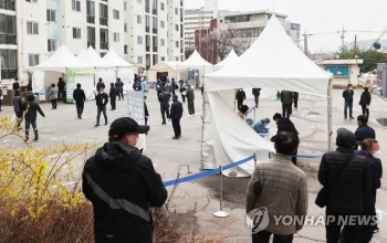 신규확진 430명, 누적 10만명 넘어서…거리두기 재연장에 무게