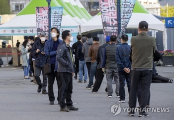 신규확진 671명, 4차유행 우려속 거리두기 격상 대신 '핀셋방역'