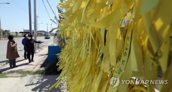 문 대통령 “아이들에 미안함 여전…진실에 다가가고 있다“