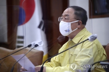 홍남기 “백신접종 4월까지 300만, 상반기 1천200만명 목표“