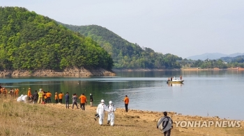 산불 끄던 헬기 대청호 추락…1명 구조·1명 심정지