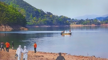 산불 끄고 다른 불 끄려다…대청호 헬기 추락, 1명 숨져