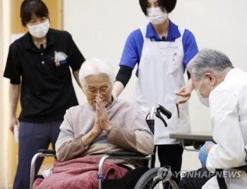 일본 코로나 백신 193만회 접종에 사망 10건…102세 여성 포함