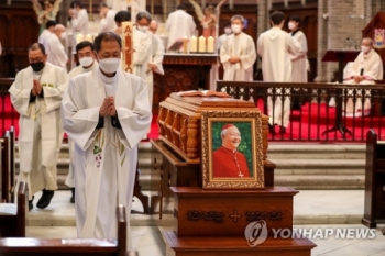 고 정진석 추기경 장례미사 거행…“편히 쉬십시오“