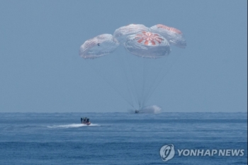 스페이스X, 우주인 4명 태우고 해상 귀환 성공