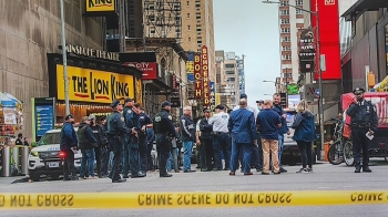 뉴욕 한복판 총격…장난감 사던 4살 아이 등 3명 부상