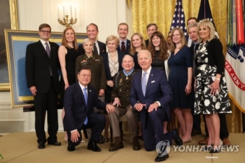 문대통령, 한국전 노병 최고예우…“미 용사의 힘으로 한 번영“