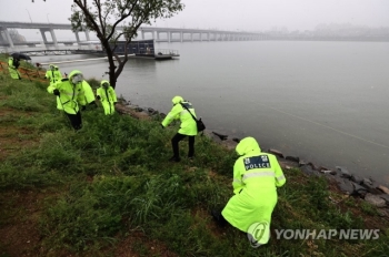 경찰 “고 손정민 친구 휴대폰 발견…환경미화원이 습득“