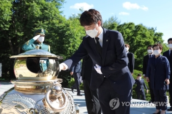 이준석, 역대 대통령 묘역 참배…“새로운 미래 그리겠다“