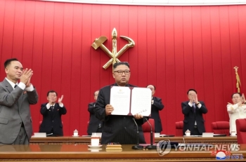 김정은 “한반도정세 안정적 관리에 주력…대화·대결 모두 준비“