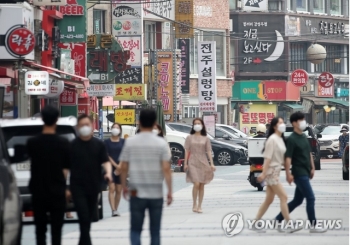 수도권, 새 거리두기 시행 하루 앞두고 1주일 전격 유예…5인금지 계속