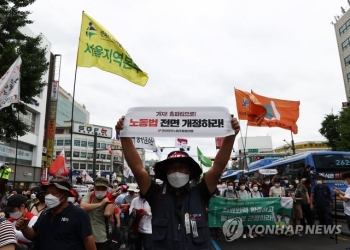 민주노총 8천명, 서울 종로서 기습 시위…긴장감 고조