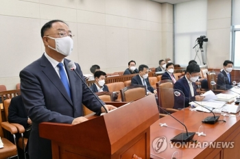 홍남기 “재정운용은 정치결정 따라가는 것 아냐…여당과 충돌“