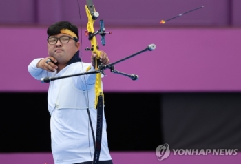 김우진, 남자 양궁 개인전 8강 진출…10점만 9발