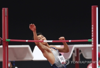 한국 육상 역사 새로 쓴 우상혁, 결선서 일본 도베와 자존심 대결