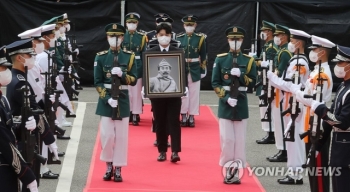 홍범도 장군, 고국서 영면…문대통령 “잘 돌아오셨습니다“