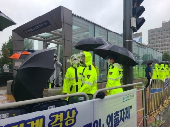 폭우 속 거리 나선 자영업자들 “흘린 눈물이 비보다 많아“