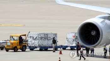 직계약 모더나 백신 101만회분 인천공항 도착