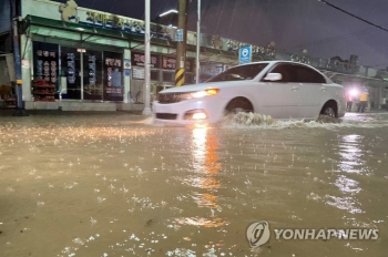 태풍 지나간 여수 일대 도로 침수…강풍 피해는 없어