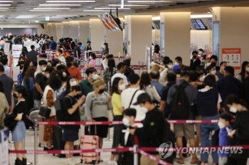 '한가위 대이동' 시작…공항 북적·고속도로 정체 시작