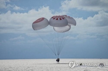 “굉장한 놀이기구였다“…스페이스X 우주 관광객 무사 귀환