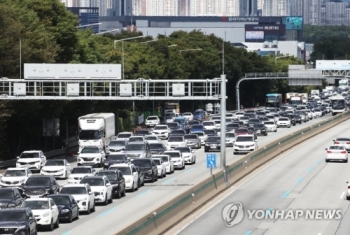 추석 전날 오전 귀성길 정체…“정오께 절정 달할 것“