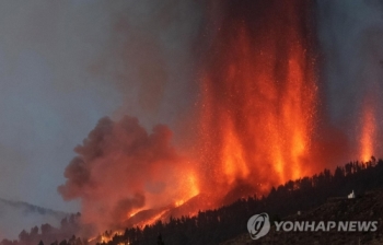 대서양 카나리아제도 화산폭발…용암 수백ｍ 치솟자 1만명 대피