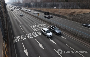 추석 아침 고속도로 원활…“귀경 정체 오후 3∼4시 절정“