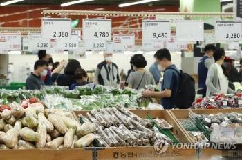 더 팍팍해지는 살림살이…물가·빚·집값 안 뛰는 게 없다