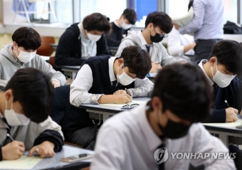 수능 시험장서 마스크 내려 얼굴 확인…전자기기 반입 불가