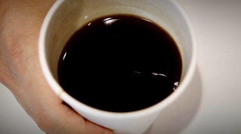 [단독] 생수 마시기 직전 커피 마셔…“범인 지목된 직원이 컵 버려“
