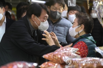 윤석열, 가락시장서 민생행보…“전국민 재난지원금 안돼“